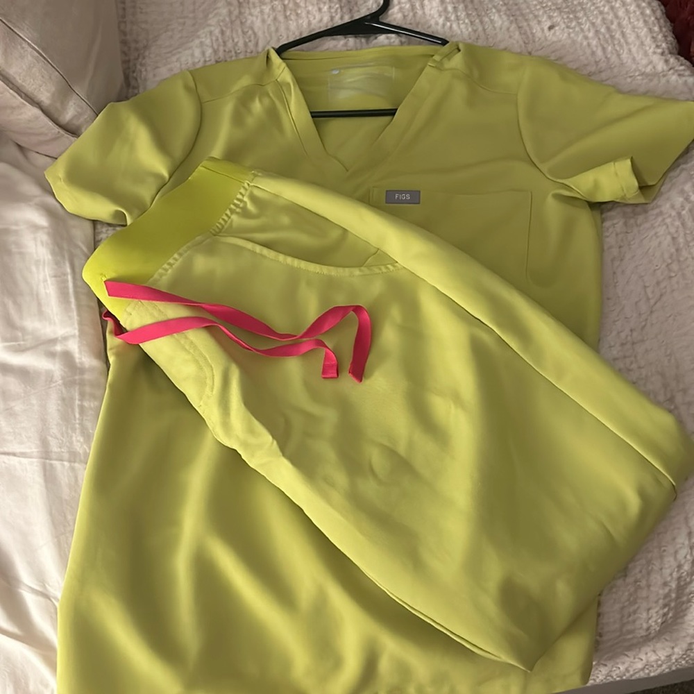 Figs XS lime color. Zamora jogger